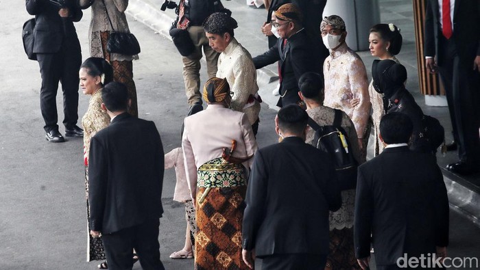 Presiden Joko Widodo (Jokowi) tiba di lokasi akad nikah putra bungsunya, Kaesang Pangarep dan Erina Sofia Gudono di Pendopo Agung Kedaton Ambarrukmo, DIY, Sabtu (10/12).