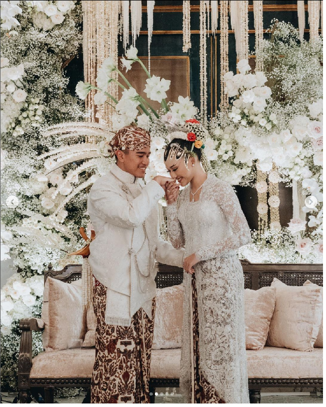 Menikahi Erina Gudono, Kaesang Pangarep memberikan mahar berupa uang sebesar Rp 300.000 dan logam mulia, masing-masing sebesar 10,12, 20, 22 gram. Anindita Dewayani dari Rose Arbor yang mengemas mahar tersebut mengungkapkan ada makna di balik angka-angka tersebut. “Menyimbolkan tanggal pernikahan mereka, ungkap Dita. Foto: Dok. Instagram Bride Story, Morden.co