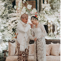 Menikahi Erina Gudono, Kaesang Pangarep memberikan mahar berupa uang sebesar Rp 300.000 dan logam mulia, masing-masing sebesar 10,12, 20, 22 gram. Anindita Dewayani dari Rose Arbor yang mengemas mahar tersebut mengungkapkan ada makna di balik angka-angka tersebut. “Menyimbolkan tanggal pernikahan mereka, ungkap Dita. Foto: Dok. Instagram Bride Story, Morden.co