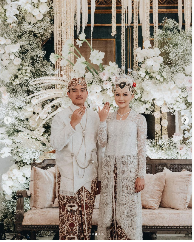 Sedangkan Erina Gudono tampil dalam balutan kebaya putih panjang saat akad nikah dengan Kaesang. Menurut informasi dari Pengantin Production sekalu wedding organizer, kebaya akad nikah dirancang oleh desainer ternama Biyan Wanaatmadja. Foto: Dok. Instagram Bride Story, Morden.co