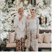 Sedangkan Erina Gudono tampil dalam balutan kebaya putih panjang saat akad nikah dengan Kaesang. Menurut informasi dari Pengantin Production sekalu wedding organizer, kebaya akad nikah dirancang oleh desainer ternama Biyan Wanaatmadja. Foto: Dok. Instagram Bride Story, Morden.co