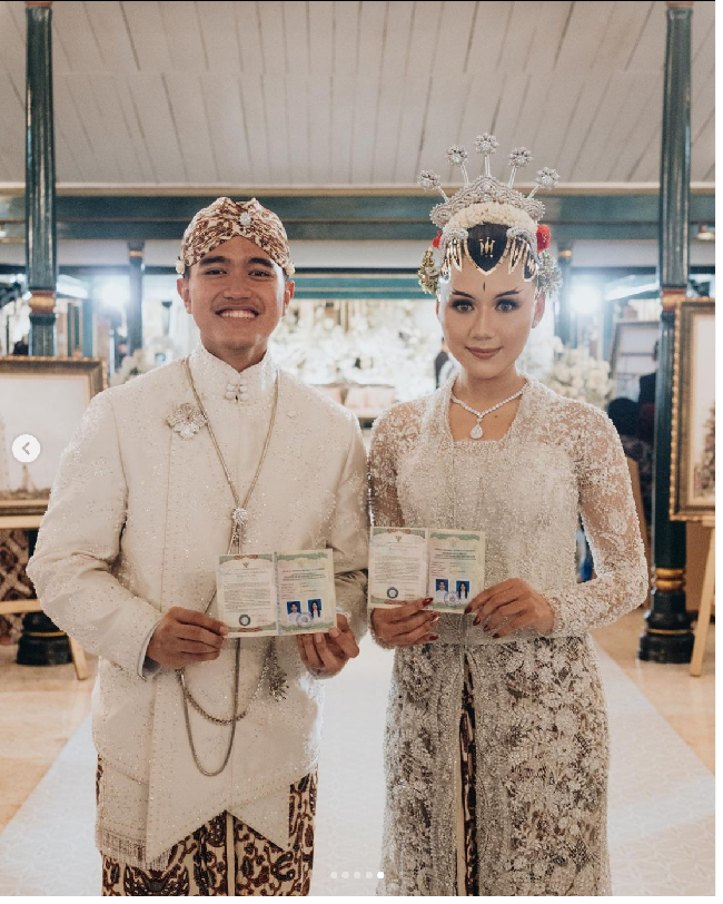 Saat menjalani akad nikah, Kaesang, sang pengantin pria, memakai beskap putih dengan detail bordir yang mengilap. Gaya putra bungsu Jokowi ini dilengkapi perhiasan seperti bros dan kalung panjang yang memberi aura sultan kekeratonan. Foto: Dok. Instagram Bride Story, Morden.co