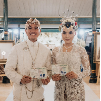 Saat menjalani akad nikah, Kaesang, sang pengantin pria, memakai beskap putih dengan detail bordir yang mengilap. Gaya putra bungsu Jokowi ini dilengkapi perhiasan seperti bros dan kalung panjang yang memberi aura sultan kekeratonan. Foto: Dok. Instagram Bride Story, Morden.co