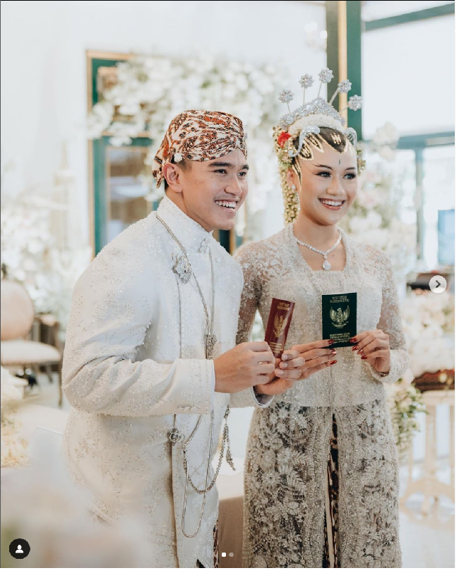 Memesona saat akad nikah, Erina Gudono dirias oleh Bennu Sorumba dan disanggul oleh Mamuk Rahmadona. Erina memilih riasan pengantin paes ageng Yogyakarta. Foto: Dok. Instagram Bride Story, Morden.co