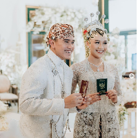 Memesona saat akad nikah, Erina Gudono dirias oleh Bennu Sorumba dan disanggul oleh Mamuk Rahmadona. Erina memilih riasan pengantin paes ageng Yogyakarta. Foto: Dok. Instagram Bride Story, Morden.co