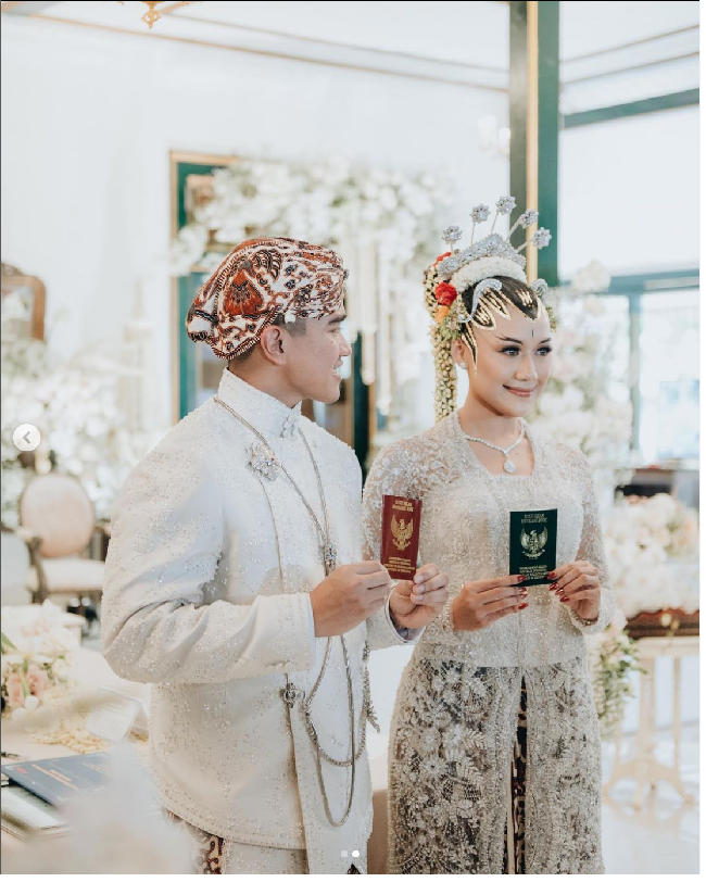 Dan inilah momen Erina Gudono dan Kaesang Pangarep memamerkan buku nikah setelah resmi menjadi suami - istri. Kaesang tampak memandang istrinya dengan penuh cinta. Foto: Dok. Instagram Bride Story, Morden.co