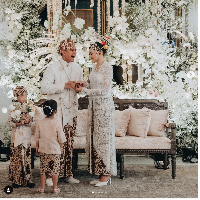 Erina Gudono dan Kaesang Pangarep tertawa di momen pemasangan cincin pernikahan. Kedua keponakan Kaesang, Jan Ethes dan Sedah Mirah tampak menjadi pembawa cincin tersebut. Foto: Dok. Instagram Bride Story, Morden.co