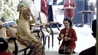 Salah satu adat yang keluarga Erina Gudono gelar adalah Bubak Kawah. Wigung Wratsangka, MC Pernikahan Kaesang ini menjelaskan, Menandai mantu pertama untuk masyarakat umum, rujak degan diberikan oleh Ibunda mempelai puteri kepada kedua pengantin. Foto: YouTube Presiden Jokowi