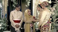 Setelah melakukan Bubak Kawah, pasangan ini juga melakukan tradisi Tompo Koyo. Kaesang menuangkan benih-benih yang totalnya 25 macam berasal dari padi, jagung, kedelai, dan lainnya, beserta mata uang kecil. Foto: YouTube Presiden Jokowi