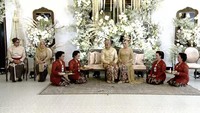 Tompo Koyo ini kemudian diserahkan kepada ibunda Erina. Ibu Gudono diperkenankan berdiri untuk menerima persembahan Tompo Koyo dari puteri tercinta, ujar Wigung Wratsangka selaku MC pernikahan. Foto: YouTube Presiden Jokowi