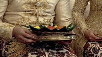 Setelah itu dilanjutkan dengan Dahar Klimah. Kaesang akan memberikan 3 kepal nasi kuning kepada sang istri, yang mana Erina harum menyantapnya satu per satu. Foto: YouTube Presiden Jokowi