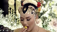 Dahar Klimah ini melambangkan istri yang mensyukuri nafkah dari suami, berupa sandang, pangan, dan papan. Wigung menjelaskan kalau dalam bahasa Jawa, Dahar Klimah memiliki arti patuh pada perintah. Foto: YouTube Presiden Jokowi