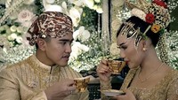 Tradisi Dahar Klimah itu ditutup dengan minum air putih. Begini momen keduanya menutup tradisi Dahar Klimah. Foto: YouTube Presiden Jokowi