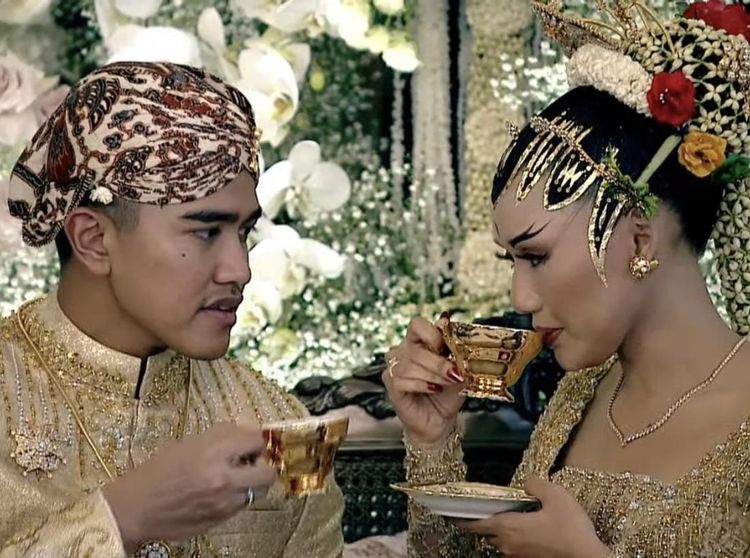 10 Potret Tradisi Bubak Kawah di Pernikahan Kaesang dan Erina Gudono