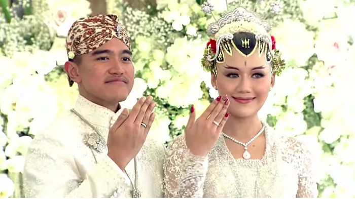 Kaesang Pangarep dan Erina Gudono memperlihatkan cincin nikah yang melingkar di jari manis.