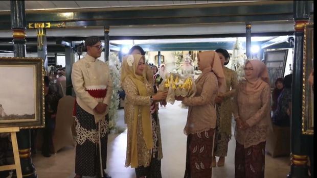Kaesang Pangarep dan Erina Sofia Gudono menjalani prosesi panggih pengantin usai akad nikah di Pendopo Agung Royal Ambarrukmo, Sabtu (10/12/2022).