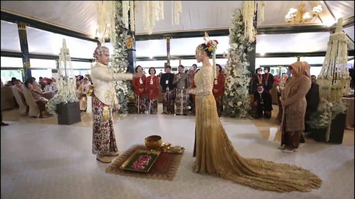 Kaesang Pangarep dan Erina Sofia Gudono menjalani prosesi panggih pengantin usai akad nikah di Pendopo Agung Royal Ambarrukmo, Sabtu (10/12/2022).