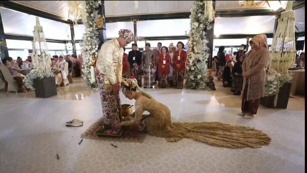 Kaesang Pangarep dan Erina Sofia Gudono menjalani prosesi panggih pengantin usai akad nikah di Pendopo Agung Royal Ambarrukmo, Sabtu (10/12/2022).