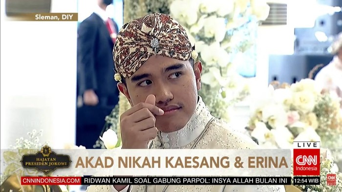 Kaesang Pangarep memberikan love sign jelang akad di Royal Ambarrukmo, Sleman, Sabtu (10/12/2022).