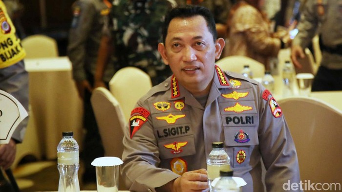 Kapolri Jenderal Listyo Sigit Prabowo mengecek keamanan area lokasi akad nikah putra Presiden Joko Widodo (Jokowi), Kaesang Pangarep, dengan Erina Gudono. Sigit berkeliling area sekitar untuk memastikan keamanan lokasi.