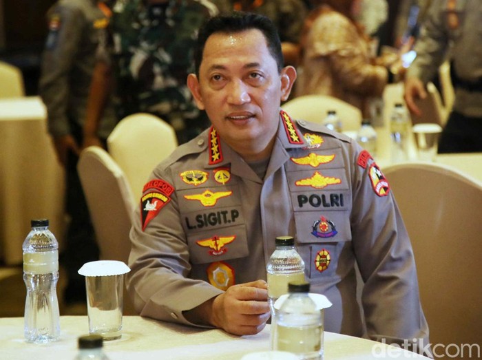 Kapolri Jenderal Listyo Sigit Prabowo mengecek keamanan area lokasi akad nikah putra Presiden Joko Widodo (Jokowi), Kaesang Pangarep, dengan Erina Gudono. Sigit berkeliling area sekitar untuk memastikan keamanan lokasi.