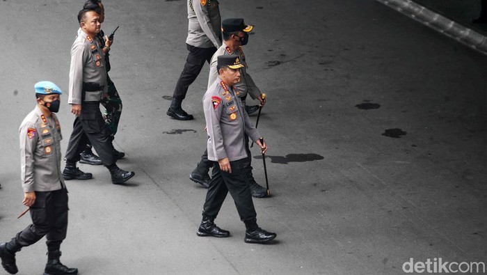 Kapolri Cek Keamanan Lokasi Akad Nikah Kaesang-Erina Kapolri Jenderal Listyo Sigit Prabowo mengecek keamanan area lokasi akad nikah putra Presiden Joko Widodo (Jokowi), Kaesang Pangarep, dengan Erina Gudono. Sigit berkeliling area sekitar untuk memastikan keamanan lokasi.