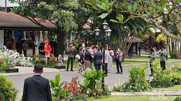 Kapolri Jenderal Listyo Sigit Prabowo mengecek keamanan area lokasi akad nikah putra Presiden Jokowi, Kaesang Pangarep, dengan Erina Gudono. (Marlinda OE/detikcom)