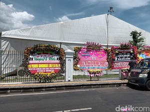 Karangan Bunga Selamati Kaesang-Erina Mulai Banjiri Puro Mangkunegaran