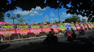 Karangan Bunga untuk Kaesang-Erina Banjiri Pura Mangkunegaran