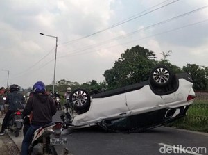 Almaz Tabrak Vario Hingga Terbalik di Jombang, Satu Biker Tewas