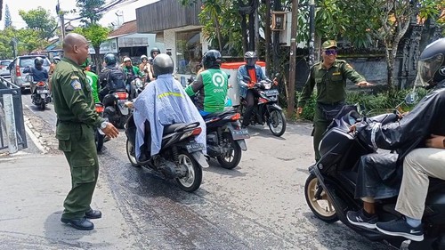 Kemacetan di Simpang Jalan Tegal Sari, Desa Tibubeneng, Badung, Bali, Sabtu (10/12/2022).