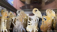 Selain kerajinan tanduk original, perajin juga membuat kerajinan lain dengan berbahan dasar tanduk. Mulai dari wayang, kerajinan tanduk berbentuk ikan, burung, sendok kecil, kalung, gelang hingga gantungan kunci. (Foto: Siti Fatimah/detikJabar)