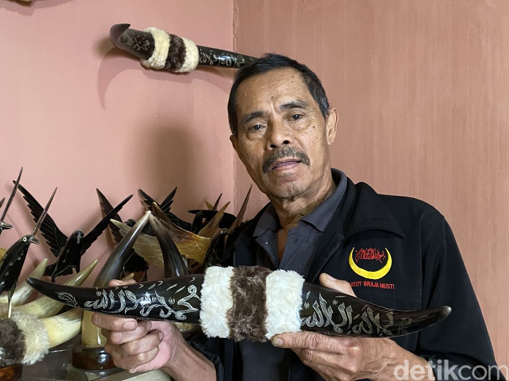 Kerajinan tanduk dari Kampung Inggris di Sukabumi.