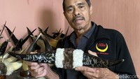 Kerajinan tanduk yang memiliki bentuk dua tanduk saling berhadapan paling disukai oleh wisatawan asal Korea. (Foto: Siti Fatimah/detikJabar)