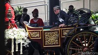 Kereta kuda tersebut sudah dihiasi dengan bunga-bunga berwarna putih