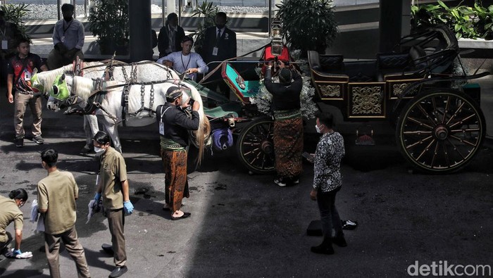 Kereta Kuda untuk Akad Nikah Kaesang-Erina Kereta kuda tengah bersiap di Royal Ambarrukmo, Sleman. Kereta kuda itu akan ditumpangi Erina Gudono ke lokasi akad nikah di Pendopo Agung Kedaton Ambarrukmo.