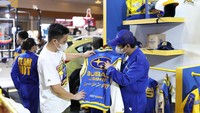 Marketing Communications Manager, Subaru Indonesia, Ismail Ashlan (kiri) menjelaskan beberapa koleksi eksklusif fashion jaket varsity milik subaru dalam pameran Urban Sneaker Society (USS) di Jakarta, Jumat (9/11/2022).