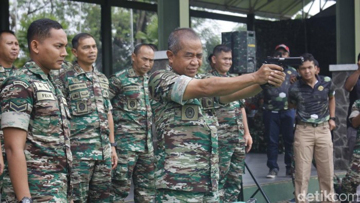 Komandan Pusat Kesenjataan Infanteri (Pussenif), Letnan Jenderal TNI Arif Rahman membidik sasaran tembak (Dok Pussenif)