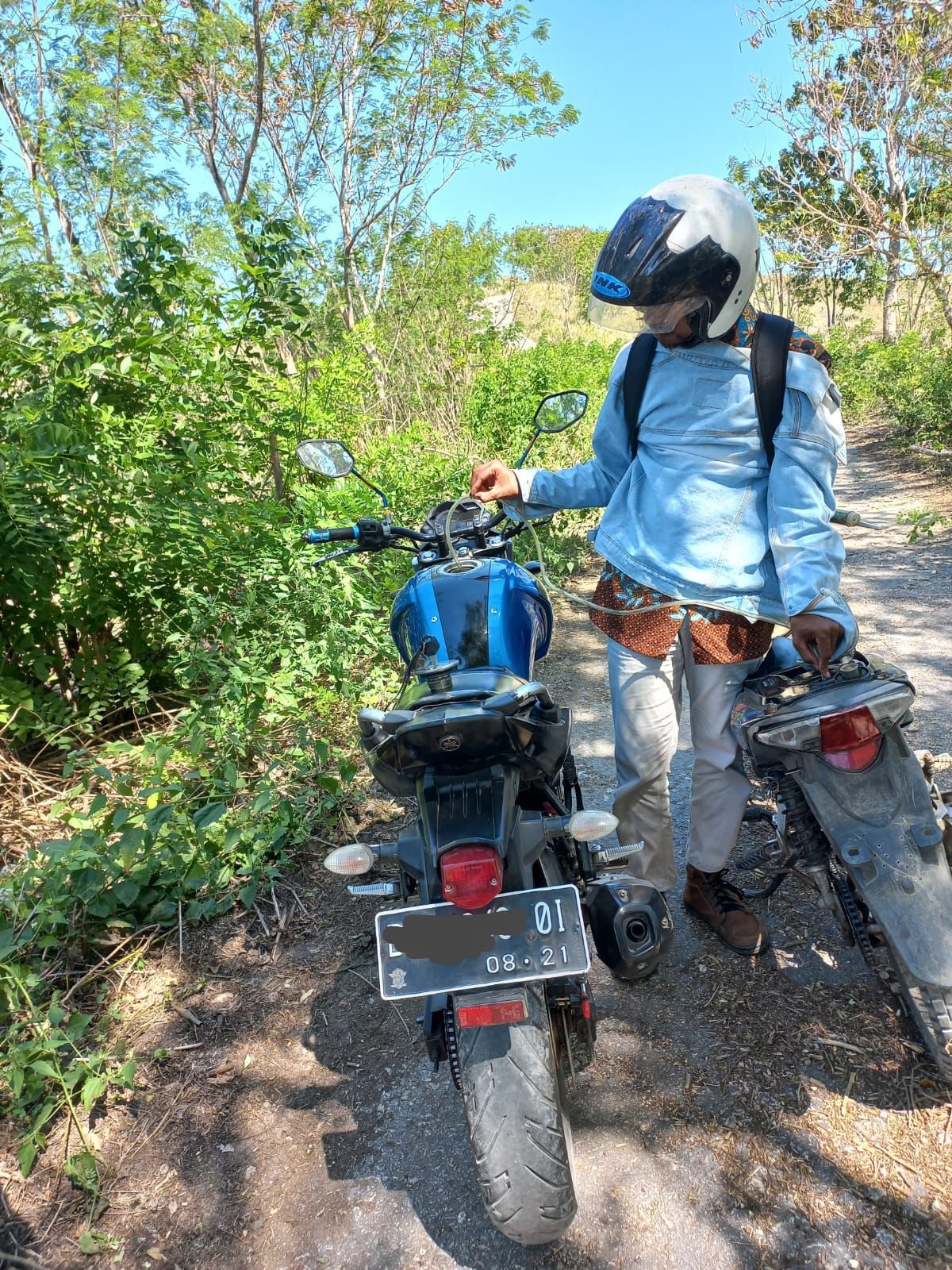 Kondisi jalan yang terbilang tak mulus dengan medan yang menantang tak surutkan semangat fasilitator untuk melakukan pendampingan.