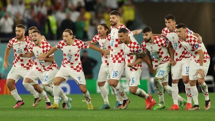 Croatia players celebrate after they won the Qatar 2022 World Cup quarter-final football match between Croatia and Brazil at Education City Stadium in Al-Rayyan, west of Doha, on December 9, 2022. (Photo by Adrian DENNIS / AFP)