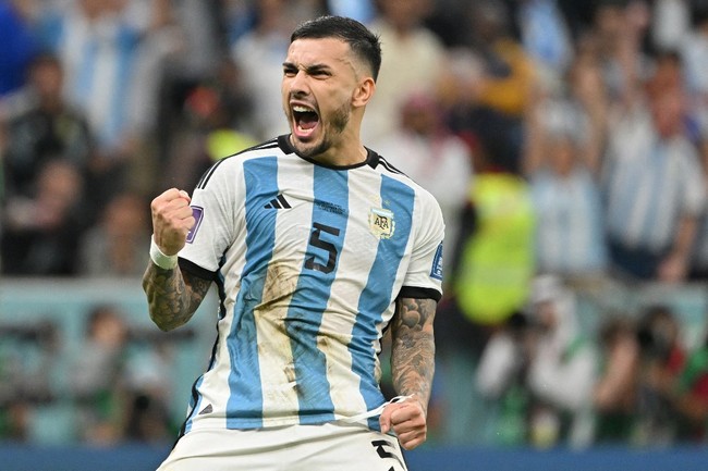 Leandro Paredes menempati posisi gelandang tengah di timnas Argentina. Pemain tampan ini memiliki postur menjulang dengan tinggi badan 180 cm. Foto: Alberto PIZZOLI / AFP