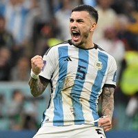 Leandro Paredes menempati posisi gelandang tengah di timnas Argentina. Pemain tampan ini memiliki postur menjulang dengan tinggi badan 180 cm. Foto: Alberto PIZZOLI / AFP