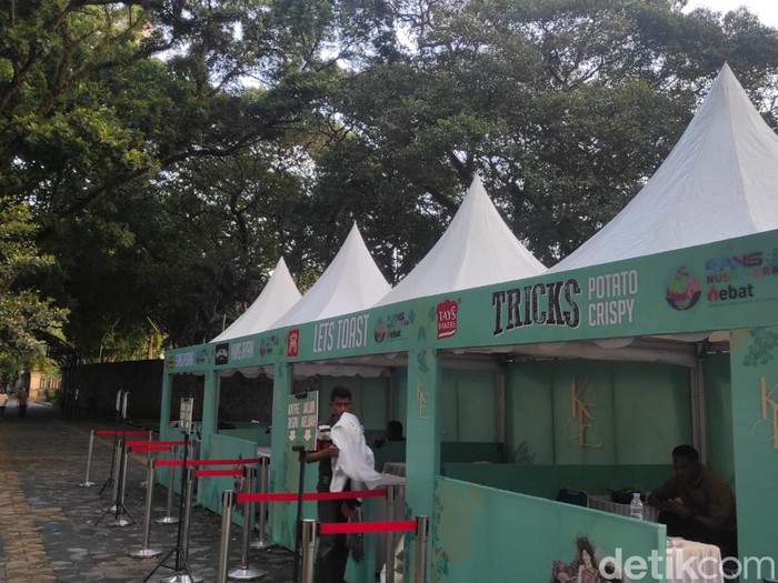 Lokasi pembagian makanan gratis saat tasyakuran pernikahan Kaesang dan Erina di Solo, Sabtu (10/12/2022).