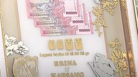 KSE 10122022 sendiri menunjukkan singkatan dari Kaesang Erina dan tanggal pernikahan mereka, 10 Desember 2022. Lalu, ESG 111296 merupakan inisial dari Erina Sofia Gudono dan tanggal lahirnya, yakni 11 Desember 1996. Sementara lembar Rp 100.000 terakhir mempunyai seri KSP 251294 yang merupakan inisial Kaesang Pangarep dan tanggal lahirnya 25 Desember 1994. Foto: dok. Tangkapan layar CNN