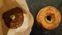 Netizen ini mendapati donatnya hancur bahkan sebelum ia membuka kemasannya. Donat diletakkan secara terbalik dan seluruh toppingnya menempel dalam kantong kertas. Foto: Brightside