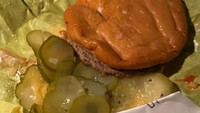 Salah baca pesanan, pekerja di McDonalds keliru memasukan bahan sesuai pesanan pelanggan. Pelanggan yang memesan cheeseburger tanpa acar justru mendapat banyak acar tanpa keju untuk burgernya. Foto: Brightside