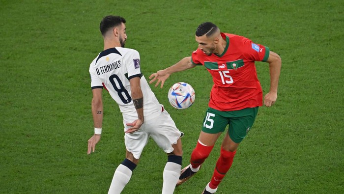 Portugals midfielder #08 Bruno Fernandes and Moroccos midfielder #15 Selim Amallah fight for the ball during the Qatar 2022 World Cup quarter-final football match between Morocco and Portugal at the Al-Thumama Stadium in Doha on December 10, 2022. (Photo by NELSON ALMEIDA / AFP) (Photo by NELSON ALMEIDA/AFP via Getty Images)