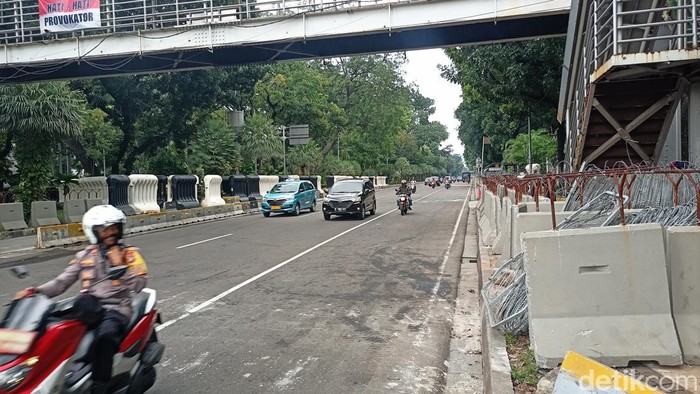 Massa demo di Patung Kuda, Sabtu (10/12/2022) membubarkan diri. Lalu lintas ke arah istana dibuka kembali.