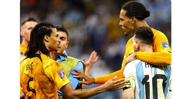 Pemain Belanda Virgil Van Dijk juga jadi trending topic dengan 76.100 tweet dan Netherlands dengan 389 ribu tweet. Aksi Van Dijk melindungi Messi, dapat pujian netizen. Foto: (Twitter)