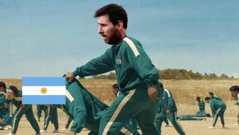 Messi benar-benar menunjukkan kelasnya. Ada meme Squid Game menggambarkan Messi menyelamatkan Argentina. Foto: (Twitter)